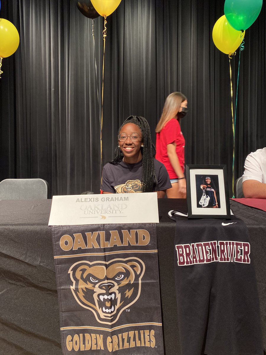 brhs_xctf's tweet photo. Signing Day! 🐻 @OaklandTrackXC https://t.co/r86v6QGE05