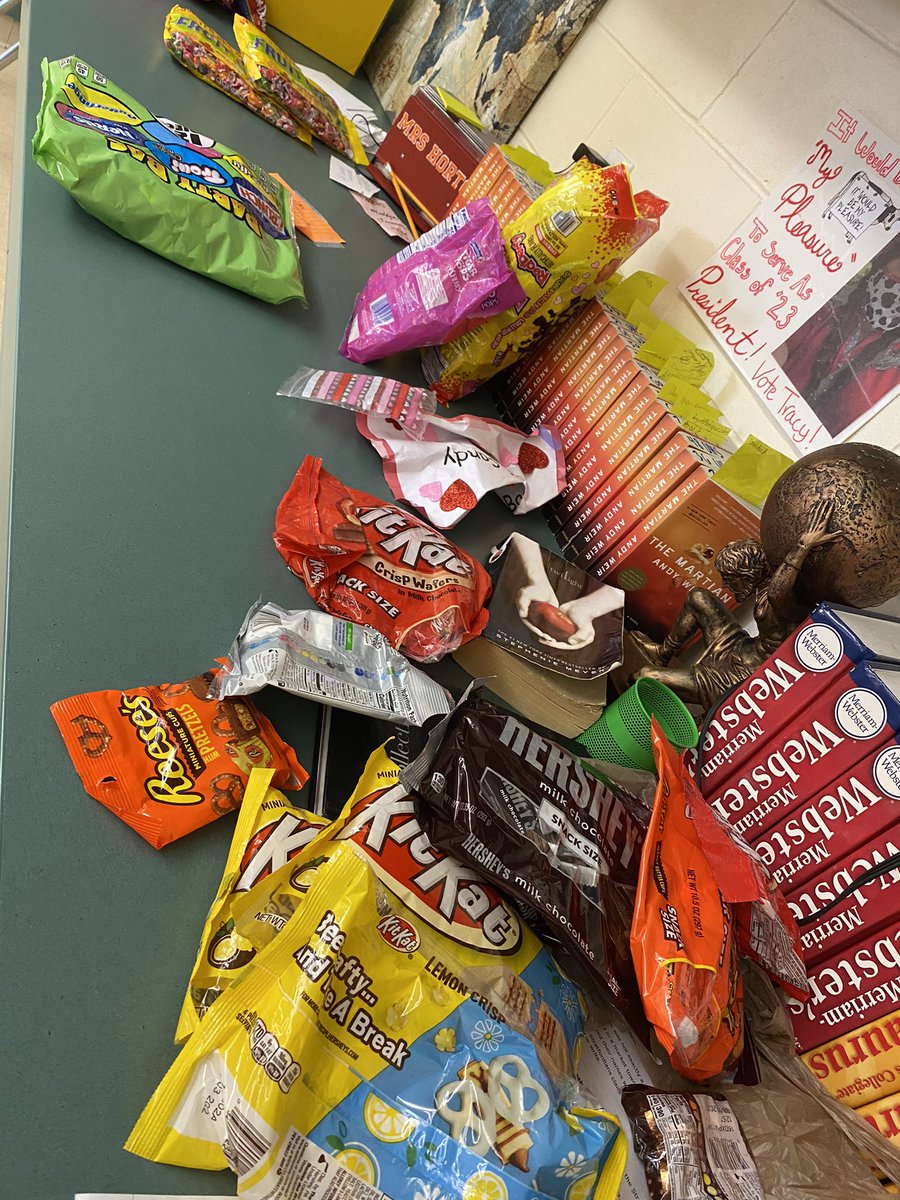 MrsHorton9's tweet photo. NEHS and NHS banded together to stuff bags with little treats for our seniors! 
@UHSChenoweth @BernerLinda @UHSTitans411 https://t.co/QGc3pQHEPM