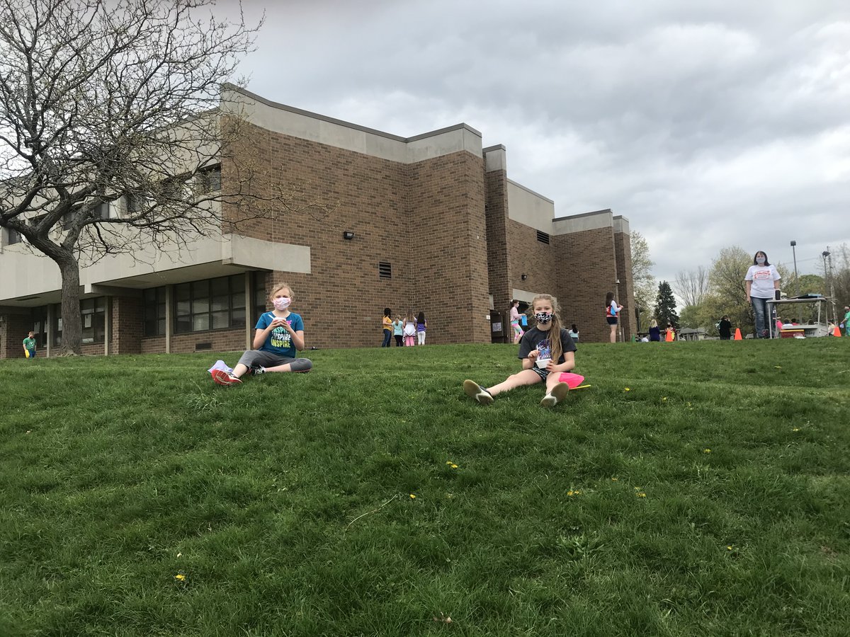 rollingridgehc's tweet photo. Daytime Spring Carnival was a blast- Thanks to Sarah and her crew of helpers, each and every student had an exciting recess today.  What a great day! https://t.co/U7lgxxkLyS