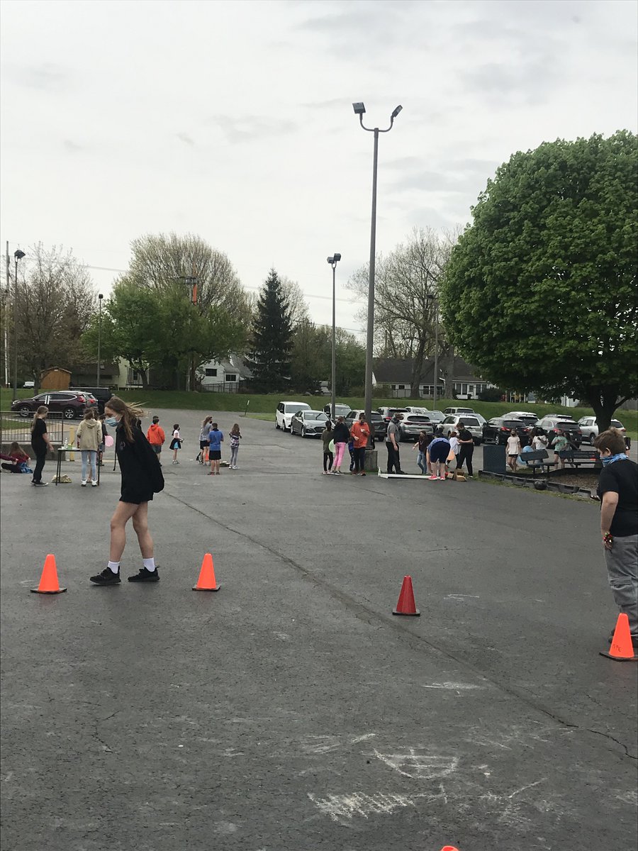 rollingridgehc's tweet photo. Daytime Spring Carnival was a blast- Thanks to Sarah and her crew of helpers, each and every student had an exciting recess today.  What a great day! https://t.co/U7lgxxkLyS