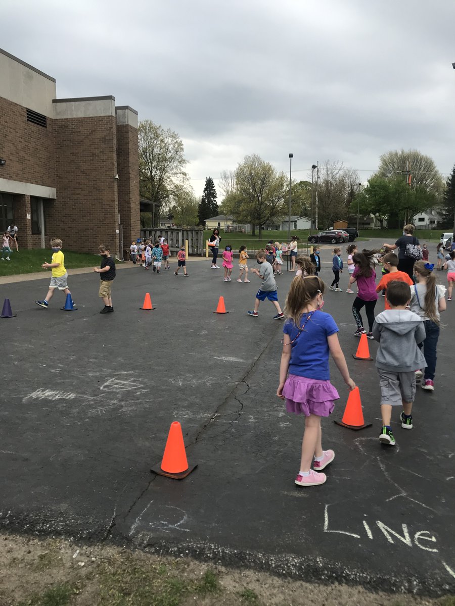 rollingridgehc's tweet photo. Daytime Spring Carnival was a blast- Thanks to Sarah and her crew of helpers, each and every student had an exciting recess today.  What a great day! https://t.co/U7lgxxkLyS