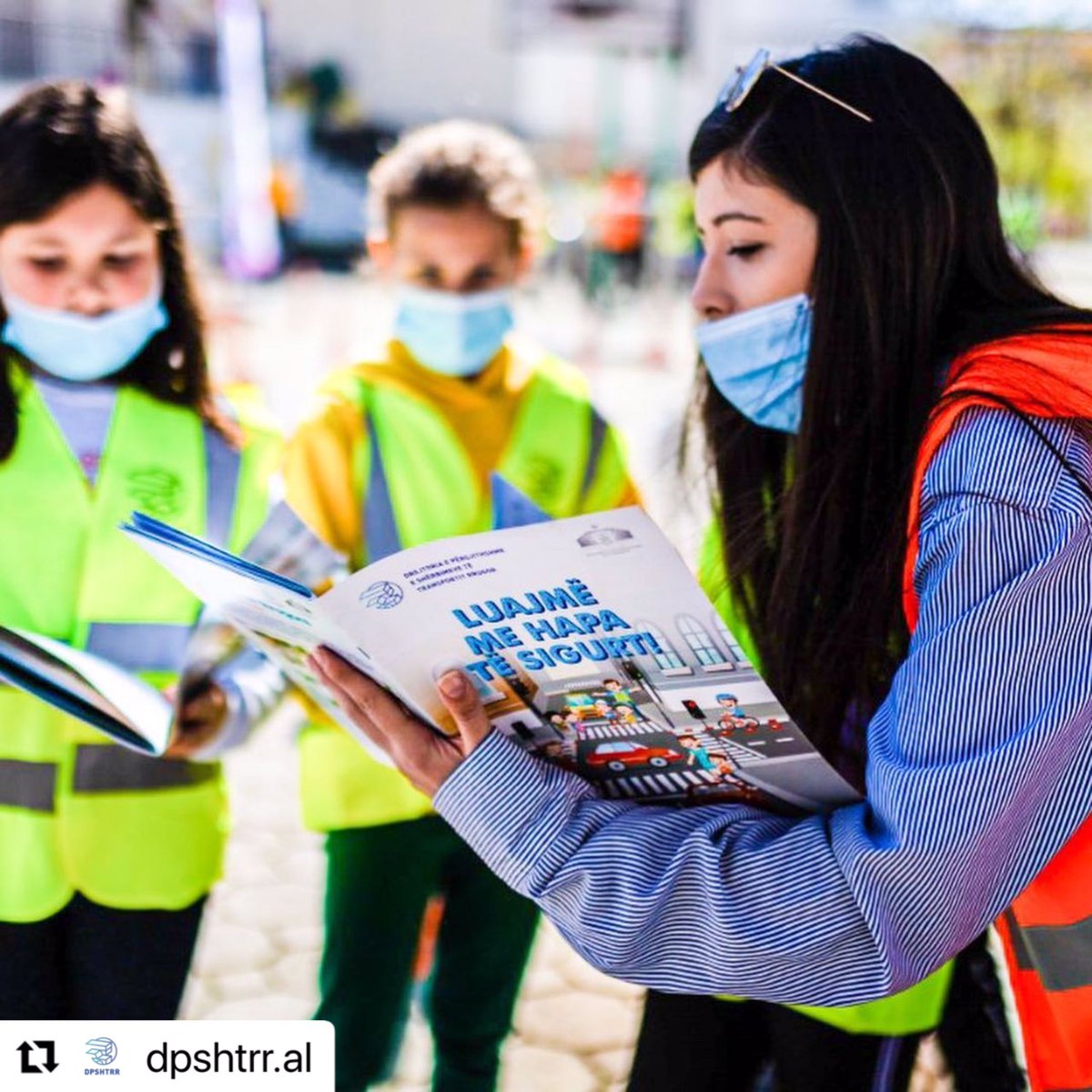 BGonxhja's tweet photo. Rreth 30 aktivitete të sigurisë rrugore në 10 qytete të Shqipërisë🇦🇱✅🚦🙏 Fotot nga aktiviteti edukativ me Këndin Lëvizës të🚦Sigurisë Rrugore me vogëlushët e Beratit. Njihemi me rregullat e sinjalistikën, respektojmë përparësinë, mësojmë cila është sjellja e duhur dhe e sigurt! https://t.co/Rbf2fTlJLV