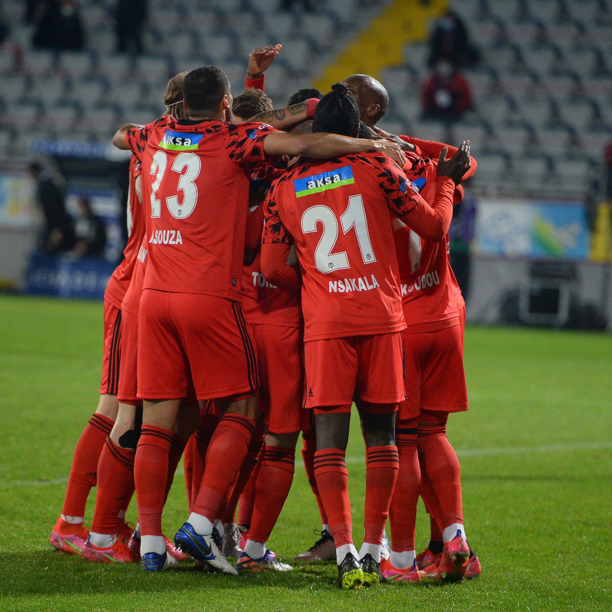 Beşiktaş burada. 

Tek başına, dimdik ayakta!