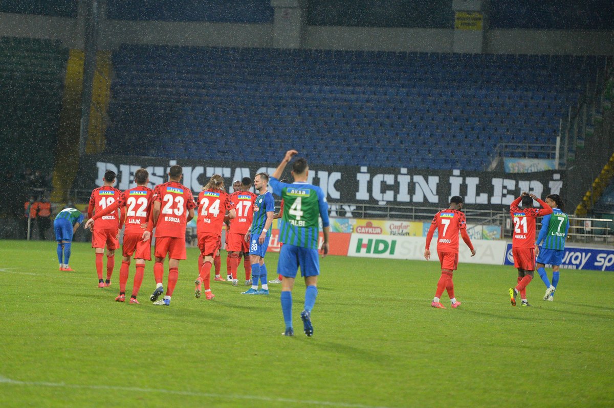 Biz 11 arkadaşız, lakin arkamız daha var! 👊

#LiderBeşiktaş