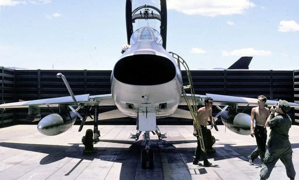 La bala de plata, el avión que había entrado en servicio a mediados de los 50 como el interceptor definitivo acabaría siendo el caballo de batalla de la USAF en los cielos de Vietnam del Sur.