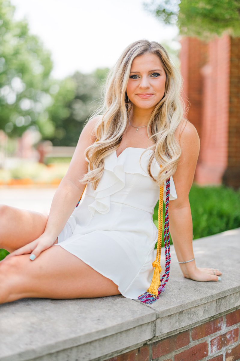 CoachGeneChizik's tweet photo. Amazing how time gets away...I rarely tweet about personal things but I’m so proud! Although it took 1 redshirt year😂😂, my baby made it! Auburn grad 2021!!!!! 💯👩‍🎓🙏🏻🙏🏻🙏🏻 https://t.co/QWAZka8cNW