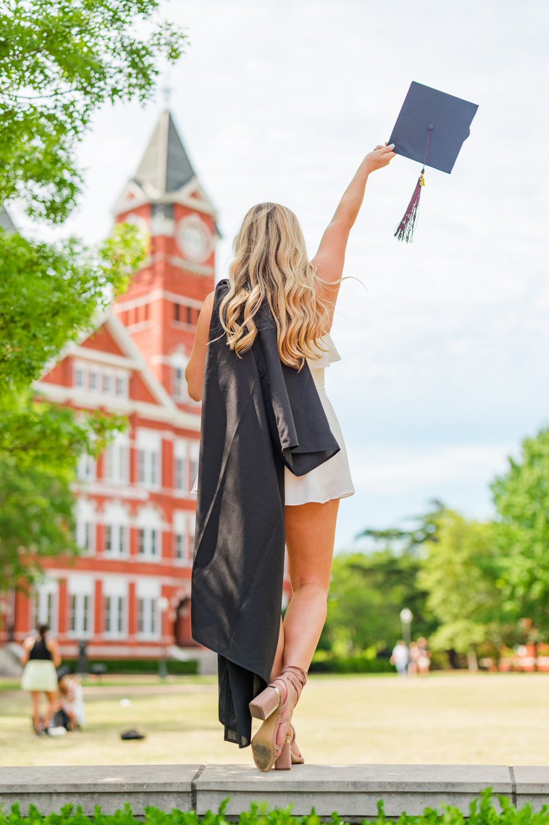 CoachGeneChizik's tweet photo. Amazing how time gets away...I rarely tweet about personal things but I’m so proud! Although it took 1 redshirt year😂😂, my baby made it! Auburn grad 2021!!!!! 💯👩‍🎓🙏🏻🙏🏻🙏🏻 https://t.co/QWAZka8cNW