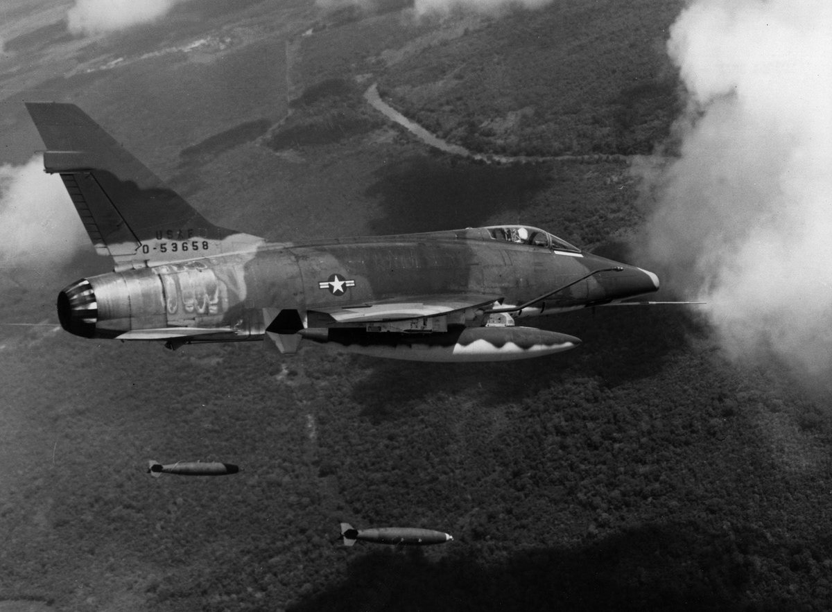De 1964 a 1971, años que los F-100 volaron en Vietnam, realizaron nada menos que 360283 misiones. Se convirtió en el avión de apoyo aéreo cercano más común en Vietnam del Sur.
