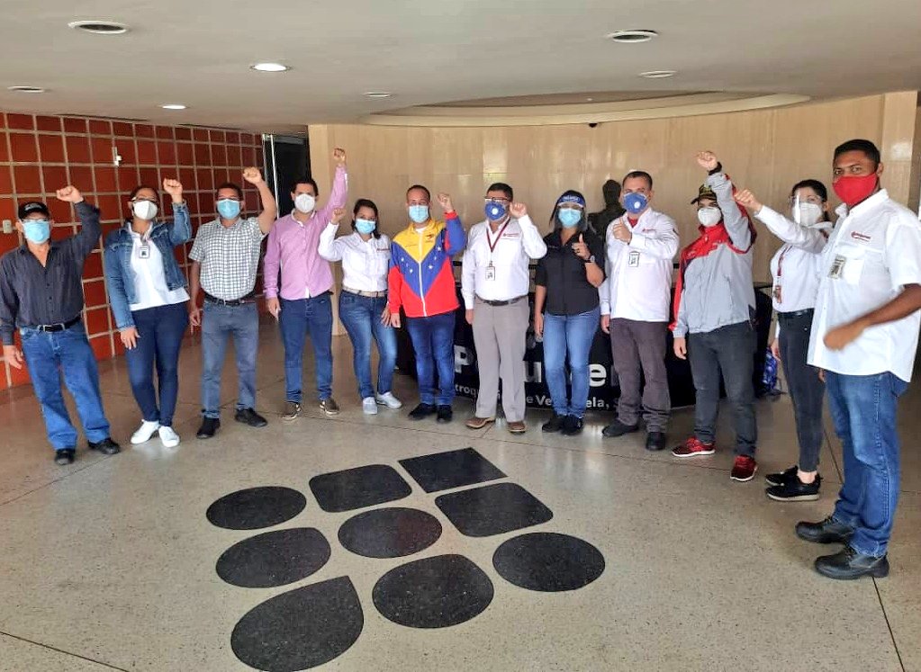 PrensaPequiven's tweet photo. 📍Complejo Hugo Chávez #Morón 
Dirección Ejecutiva de Gestión Humana y Gcia. Corporativa de Formación recorren espacios del #CEFIPET junto al viceministro @EdgarBlanco_VE
#Pequiven rumbo a la certificación de saberes de nuestros profesionales.
@Mpppst_Vmetl
#AristóbuloPorSiempre https://t.co/wJ4le93wpj