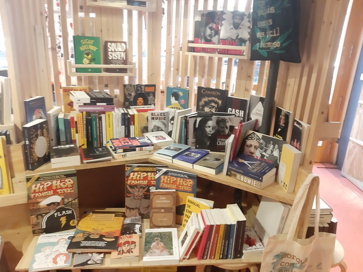 SecretodeLibros's tweet photo. ¿Qué os parece poder tomarte un café☕️ mientras observas qué libro es el próximo que puedes añadir a tu estantería🪜? Pues si esto te parece un planazo no te pierdas, en Valladolid, @laotralibre especializada en feminismo👭  ¿Queréis saber más? pronto el blog🤭 https://t.co/vtrH6djGEx