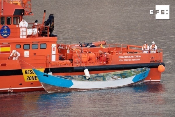 EFE_Canarias's tweet photo. #ÚLTIMAHORA | La inspección del cayuco en el puerto de Los Cristianos, en #Tenerife, revela que a bordo no hay solo 17 cadáveres, sino un total de 24. Son todos varones subsaharianos, dos de ellos menores de edad, informa la Delegación del Gobierno en Canarias. https://t.co/ARDHO19cA2