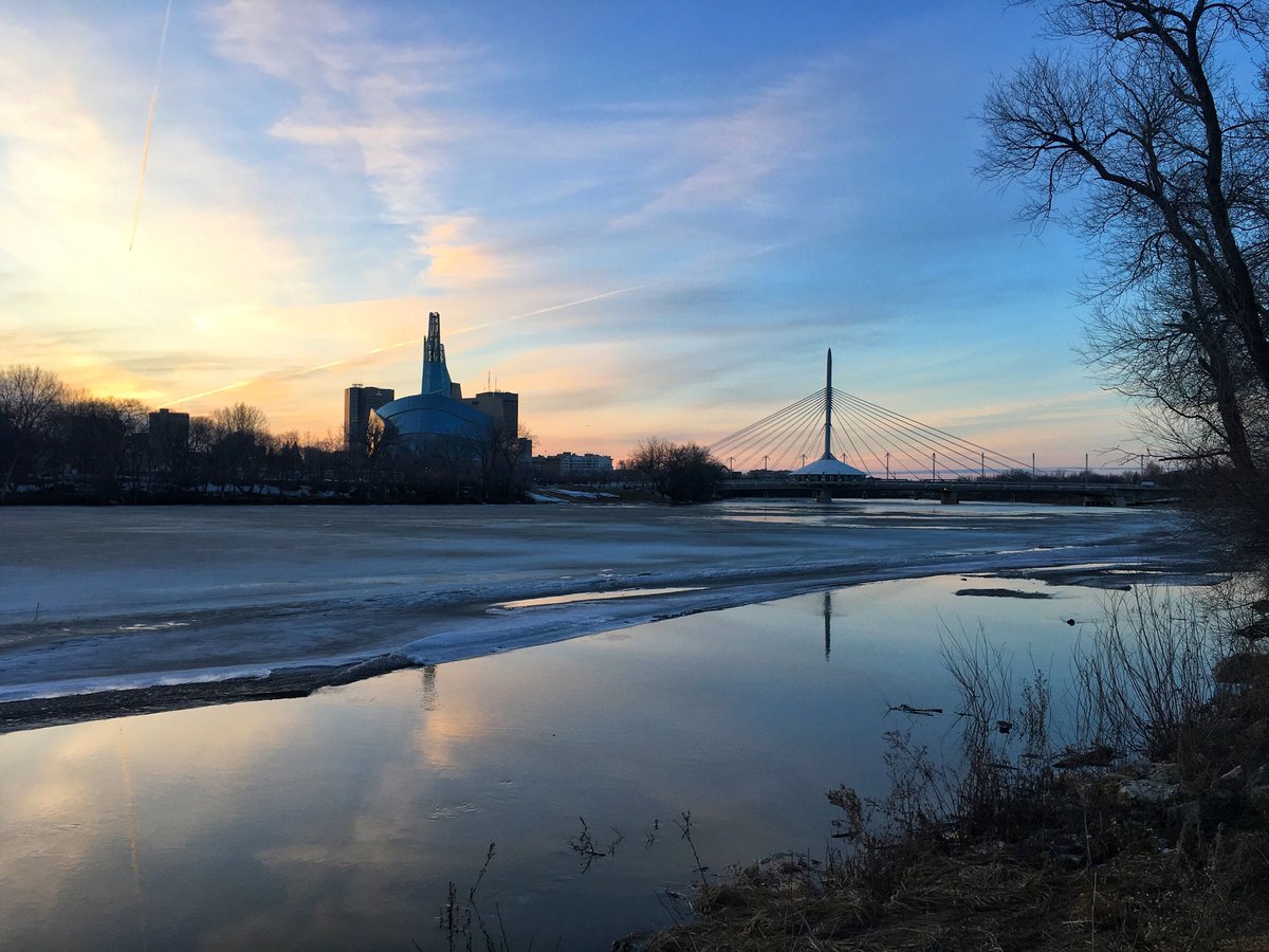 March: The days start getting longer and the sun is further north, creeping closer to my favourite angle. Depending on the year, the water conditions can be quite different.  #Winnipeg  #photography 4/