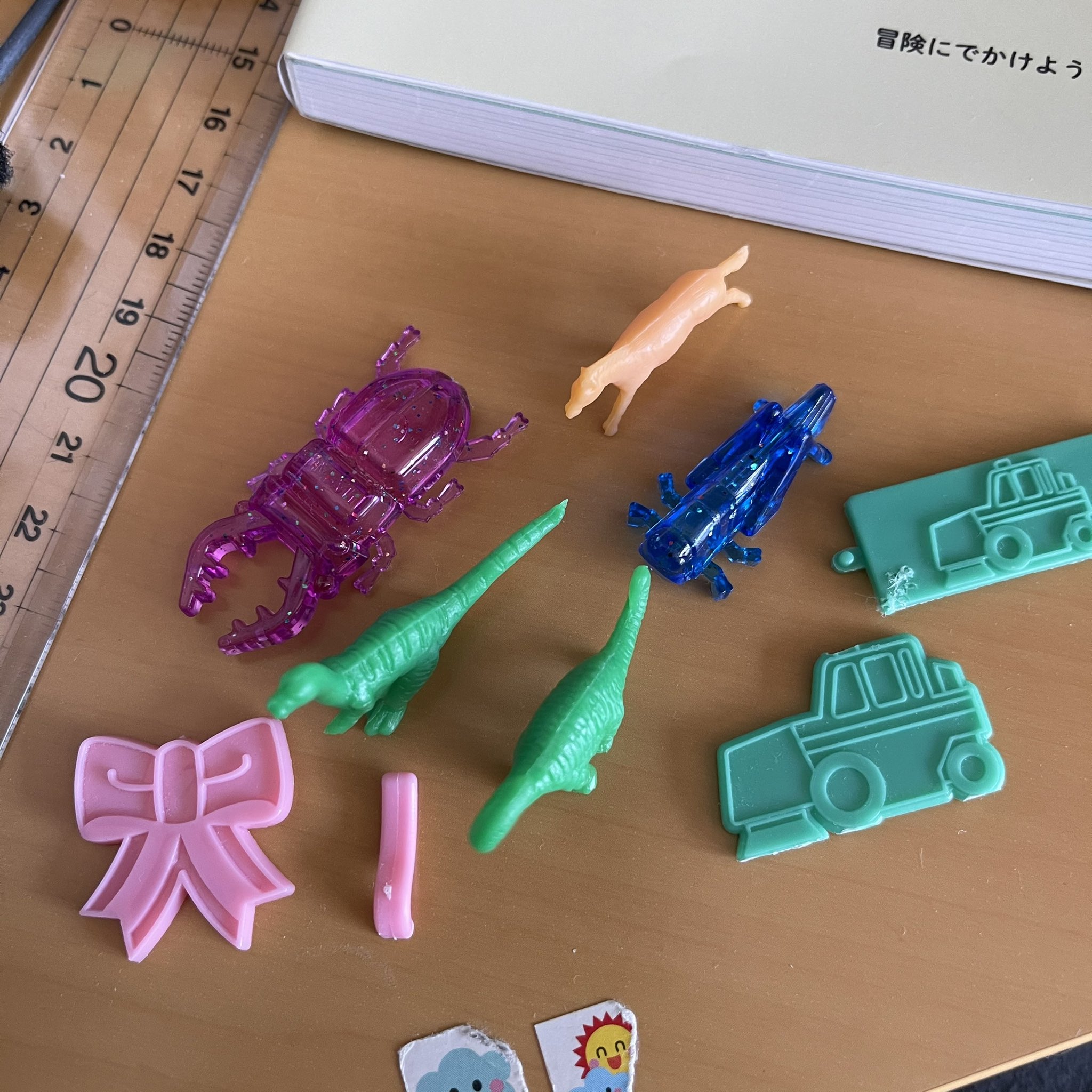 Hgブッケン Cgjf フエコンvol1 結局手持ちのオマケでは何も思いつかず 地味な恐竜ヴィネットで明日を目指すことにした 100均の缶ケースにウッディな壁紙 を巻いて 紙粘土で地形を作り 絵の具で着色したヴィネットに 木工用多用途ボンドで恐竜を