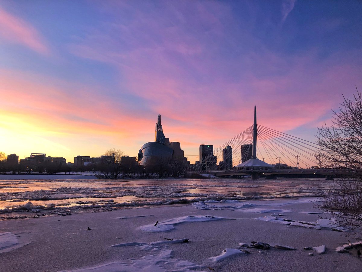 November: This is when we start seeing a lot of change. In some years, the ice forms quickly; in others, we can go almost the whole month without it. It's also a good month for sunrise walks that aren't too early.  #Winnipeg  #photography 12/