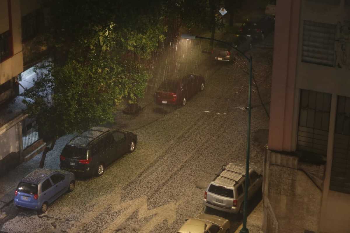 Lluvia y granizo dejan afectaciones en varias alcaldías de CdMx; hay árboles caídos.  milenio.com/politica/comun…