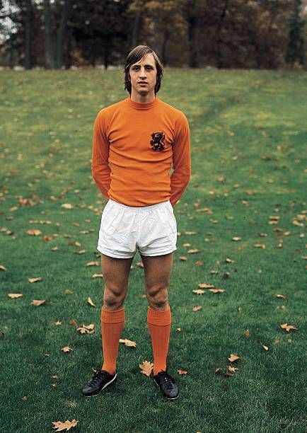 Cada vez que leo que Guardiola es el mejor entrenador de la historia solo puedo pesar dos cosas . 
O es un niñato de 20 años o se ha dado en la cabeza con una pierda. 
Me encanta Guardiola pero hay que ser atrevido 🤦🏿‍♂️  #guardiola #cruyff #futbol #ChampionsLeague