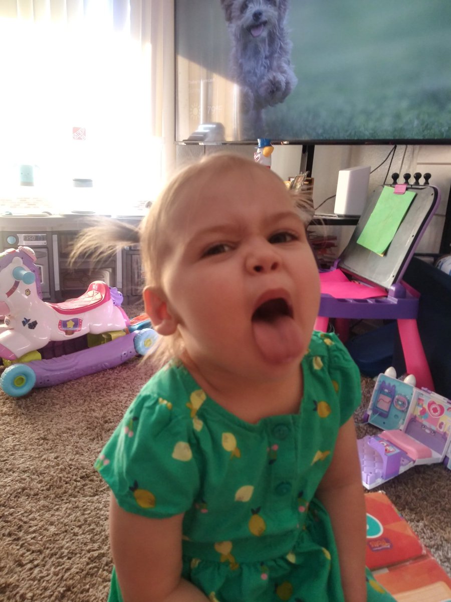 itsAngryKitten's tweet photo. Bro the way she flashin that ice tho 🙈🤭😎 
My baby girl has no business being this damn cool. Lmfao 😂

#momlife #toddlers #personality #likemama #icy #icybaby #style #parenting #babygirl #smiles https://t.co/OTk79dGV2L