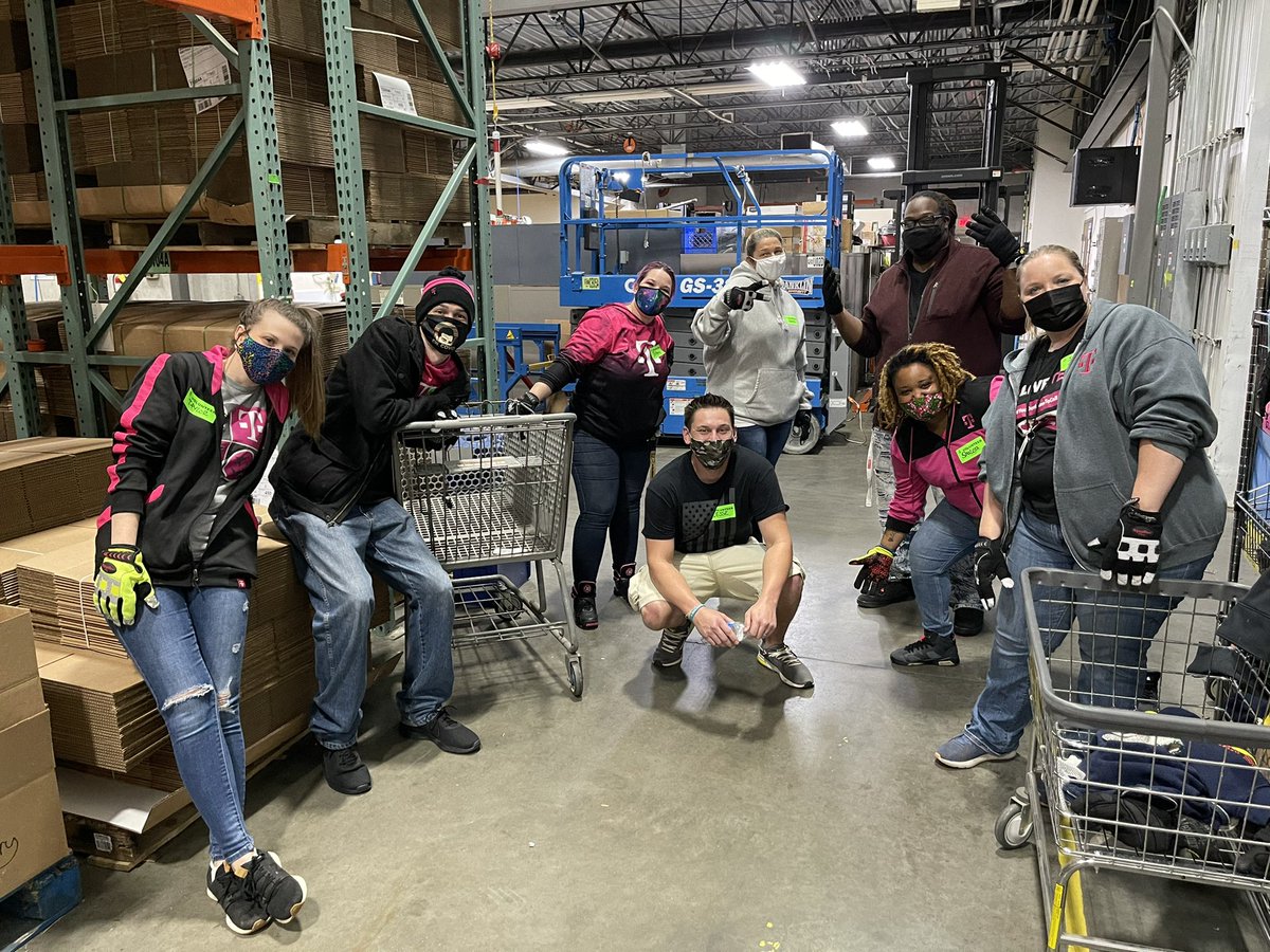 jleach99's tweet photo. Such an amazing experience giving back at Second Harvest Foodbank!! Love this team and all that we do to give back. We were able to sort over 4100lbs of food to create over 3100 meals!! #WeAre1Family #CommunityEngagment #MakeaDifference #secondharvestfoodbank https://t.co/u6dDrAD174