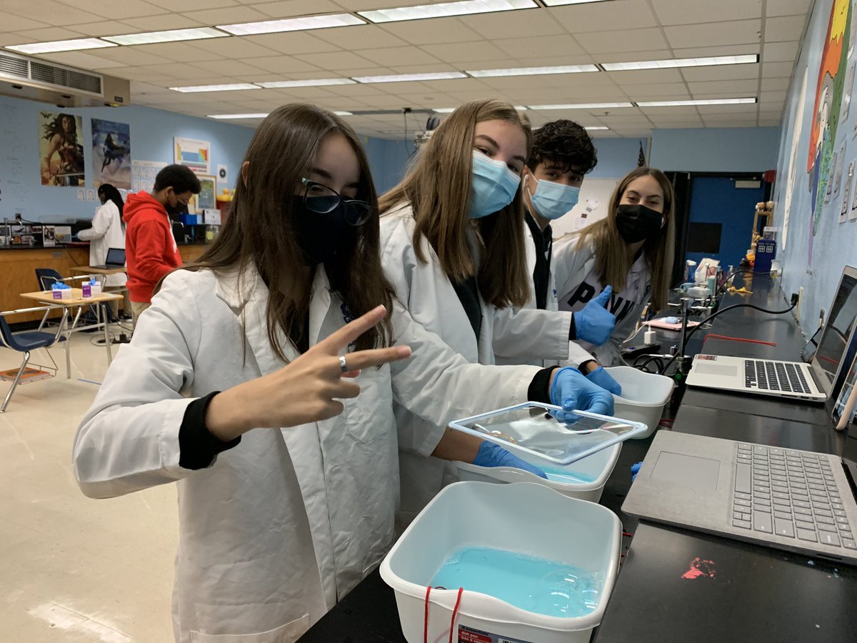 BioMAST's tweet photo. Today was pretty awesome. Our fantastic ap bio students spoke with @CarolCityElem 3rd, 4th and 5th graders and taught them about the cell membrane. #scientists #cellmembranebubblelab @josemartimast https://t.co/5PTE4dsajU