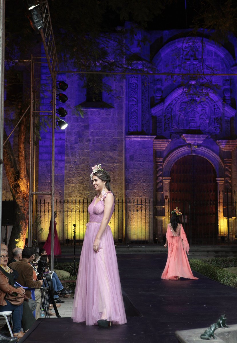 JennyDuartePeru's tweet photo. Perlas, cristales y colores atrevidos, colección floreciente, para una mujer fuerte, segura, alegre, equilibrada y elegante que se inspira en la naturaleza 🌺🌿💚#JennyDuarteCouture #JennyDuarte #vestidosoñado #Arequipa #coutureembroidery #diseño #vestidosarequipa #vestidoslima https://t.co/2ocHpdFidj