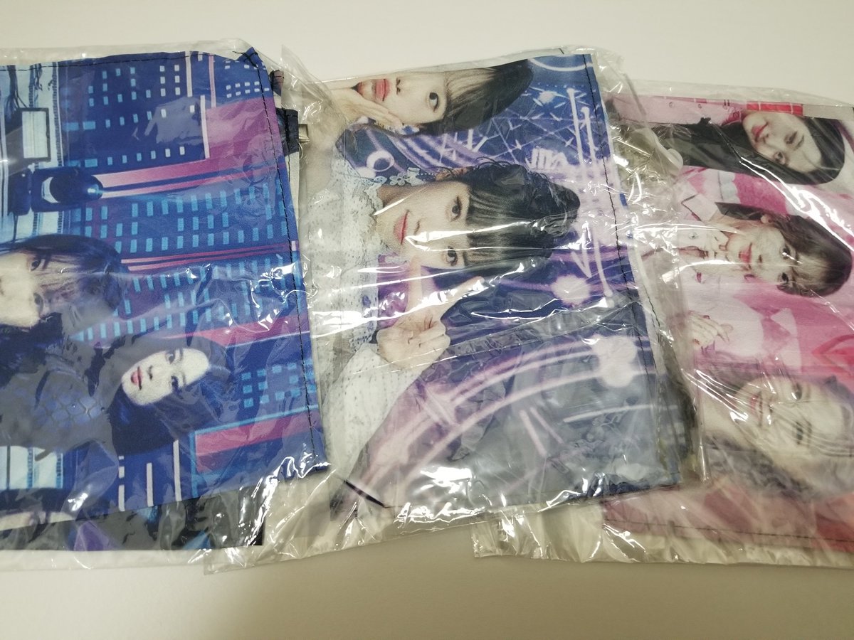 1022wiz_one's tweet photo. 郵送販売にて購入頂いた方に
私からのプレゼントで
タペストリーをランダムで
入れさせて頂きました🤭
当たった方はLUCKYですね🍀

良かったらおうちで飾ってください～😊 https://t.co/FKJr1hYB8I