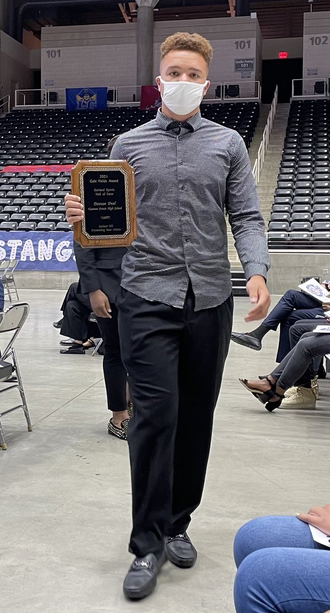 CoachP_WAM's tweet photo. Congratulations to @DealDevean male recipient winner Gale Fields award!! Academic all state, 🏈 1st team all district, 9-6A MVP, honorable mention 🏀 all region,all state track, regional qualifier DECA. #changingtheculture #selfdriven #relentless #WAM https://t.co/rPkWu2grRg