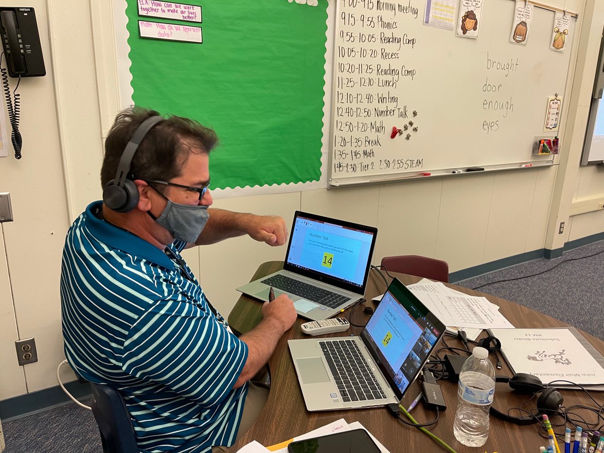 FresnoEdTech's tweet image. The EdTech Evangelist was sighted conducting simultaneous teaching in 1st grade classroom. #EdTech #SimultaneousTeaching