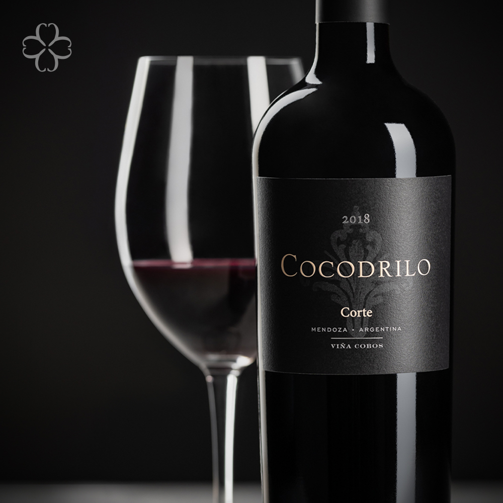 El potencial del Cabernet Sauvignon se expresa en #Cocodrilo, blend creado al estilo de Bordeaux, enriquecido con uvas propias de dicha región: Malbec, Merlot, Petit Verdot y Cabernet Franc.

Disponible en Argentina en: tienda.vinacobos.com

#vinacobos