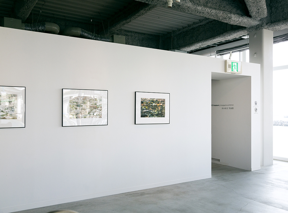 本日4月29日から「岡本尚文写真展」がホテルアンテルーム那覇で開催されます。
前期は「俯瞰」と題し、『沖縄島建築』の様に個別の建物を見るのではなく、建物の集合した姿をかなり引いた視点から見てみるという試みです。
今日は13時から17時までギャラリーに居ますので、気軽に声掛けしてください。