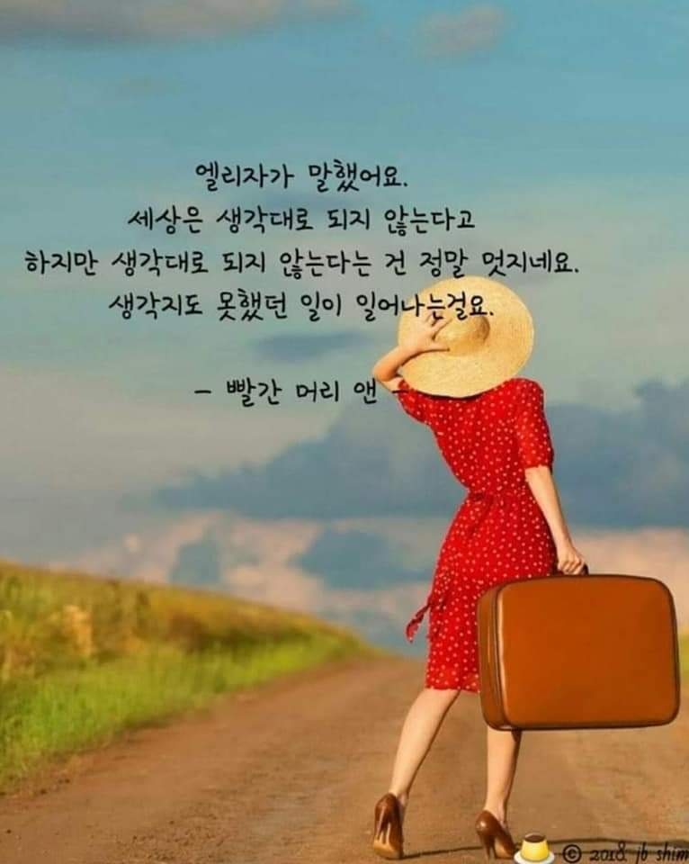 девушка уходит в отпуск. девушка с чемоданом. фотосессия на пляже в шляпе. путешествие счастье. отпуск море пляж.