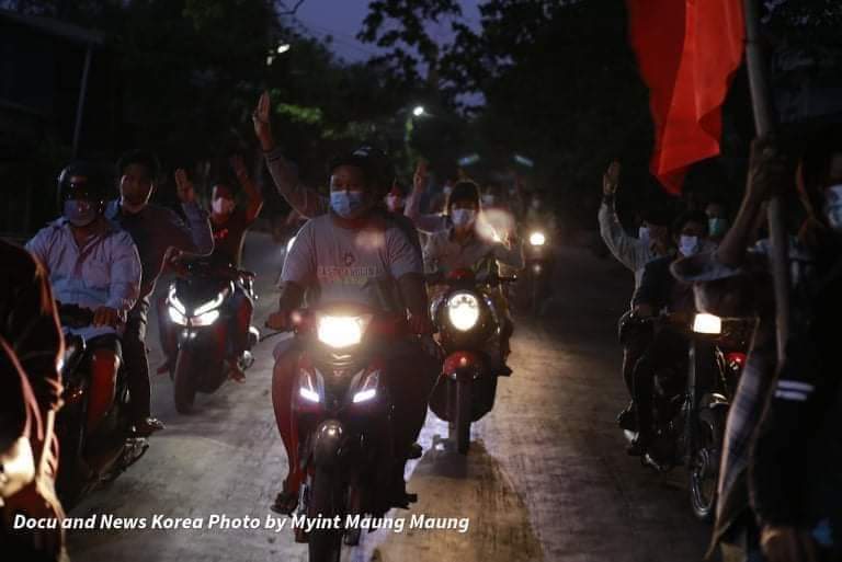 ClubRiveria's tweet photo. On Apr 29, the main strike in #Monywa marched against the dictatorship. The flag of the strike is still flying for the abolition of the dictatorship.
#Apr29Coup
#NoFlyZoneInMyanmar
#WhatsHappeningInMyanmar https://t.co/P60rEOlKMl