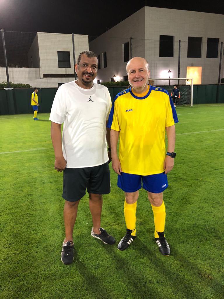 يا لابس الاصفر عسى القلب اخضر ؟
علّمتنا .. ما غير ( الاخضر ) لنا لون 
..
كل يوم بغيابك .. ( محبّتك ) .. تكبر 
واوضاعنا في غيبتك ، دون في دون
..
ياليت تسمح لك .. ظروفك وتحضر
من بعدك الاهلي .. يا خالد بلا عون