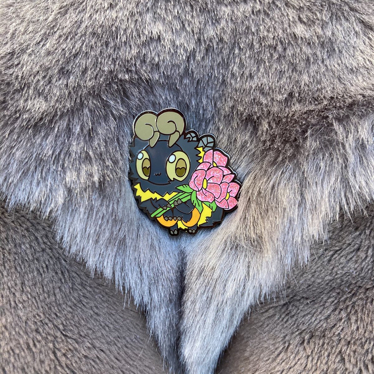 CloBumble's tweet photo. I’m a bee. I’m also @Gracewolf
This account is all things bugs &amp; fursuits 🐝💕

Character references https://t.co/acGZQw0lvb

Order Clo pins https://t.co/VUeDYqqYKX

✂️@/feathersOkapi
📸@/MaxThePuma 
📌@/Nayeliefox https://t.co/VAgWwZkvJ6