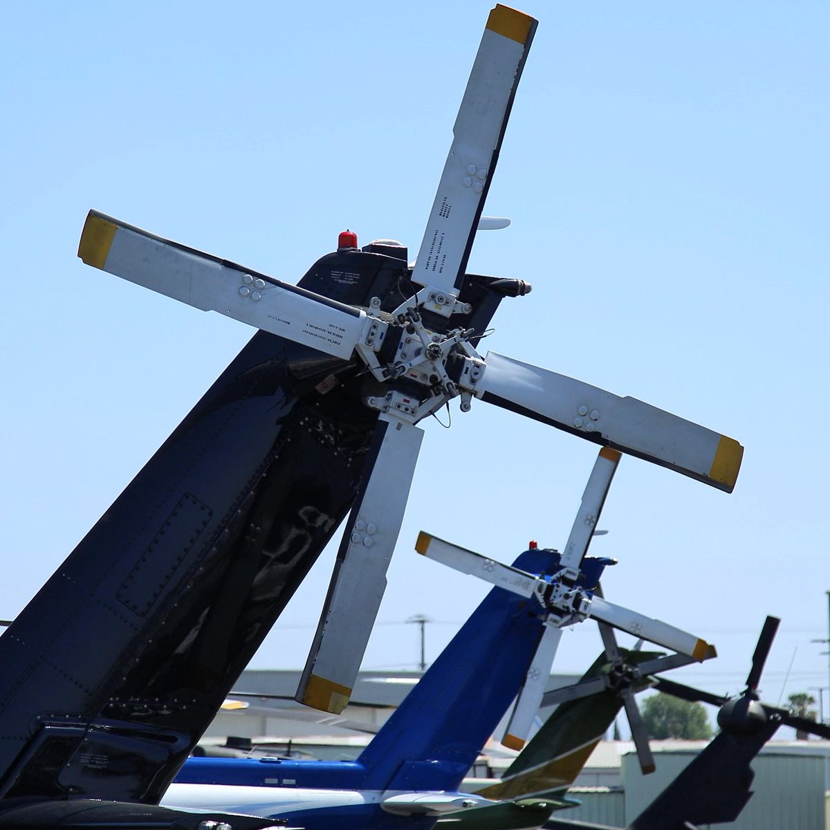 Helinet's tweet image. Entering the tail end of the week here on the @Helinet ramp 🚁

[📸: Donny Melara] #Helinet #HelinetAviation #Helicopter #Aviation #VanNuysAirport #Rotorcraft #Charter #AirMedical #Production #Aircraft