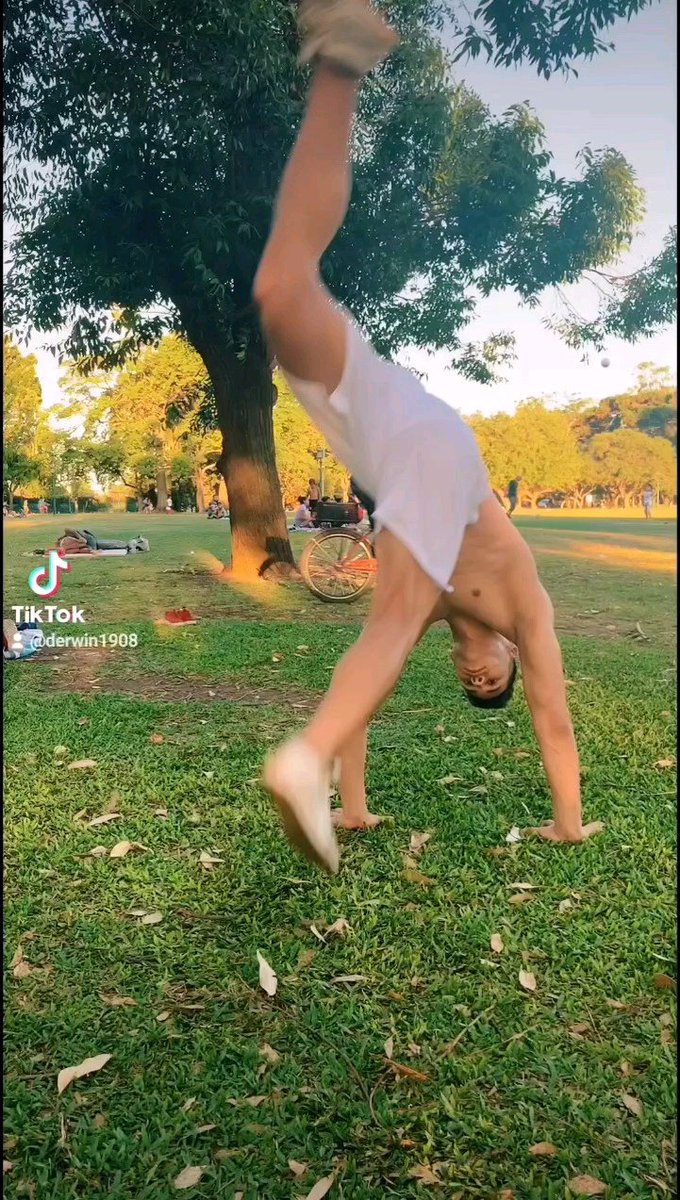Derwin1908:Tratando de hacer la parada de manos, #paradademanos #acrobatics #😂 kw.ai/p/D3Id2GTO