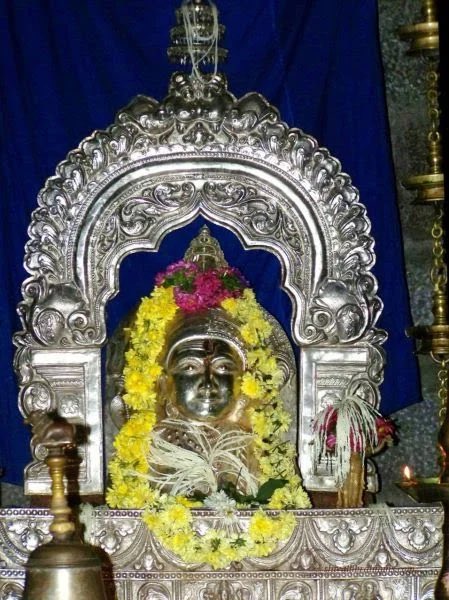 Here, the main deity is in the form of Udbhava Linga. The swayambhu lingam of Shiva and Narayana is one feet below the ground, inside the Garbhagudi. It is not possible to see the lingam. The Shankara Lingam is on the right and Narayana Lingam on the left.