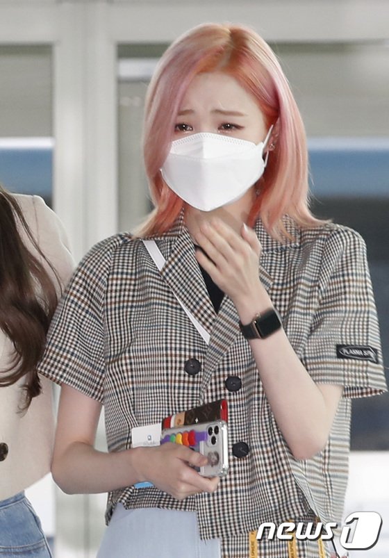 izonemfs's tweet photo. -izone 😭😭😭😭😭💔💔💔💔 https://t.co/eI81QpbDDH