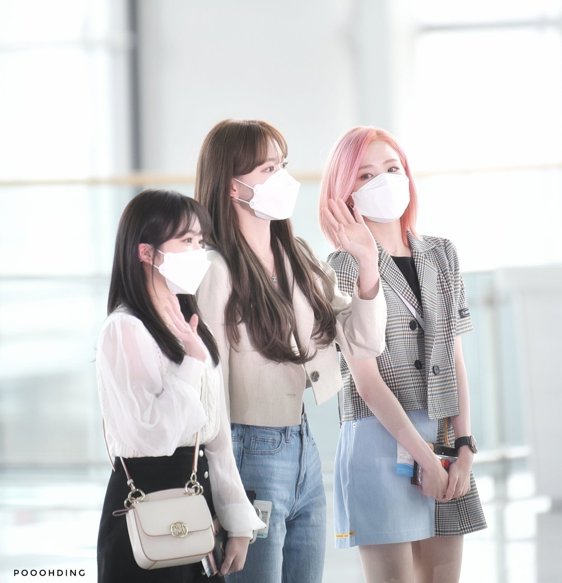 Pooohding's tweet photo. 210429 샄낰히 출국

2년반동안 수고 많았어
우리 꼭 다시 만나! ㅠㅠ

#아이즈원 #IZONE 
#미야와키사쿠라
#야부키나코 #혼다히토미 https://t.co/whCwkNk9IX