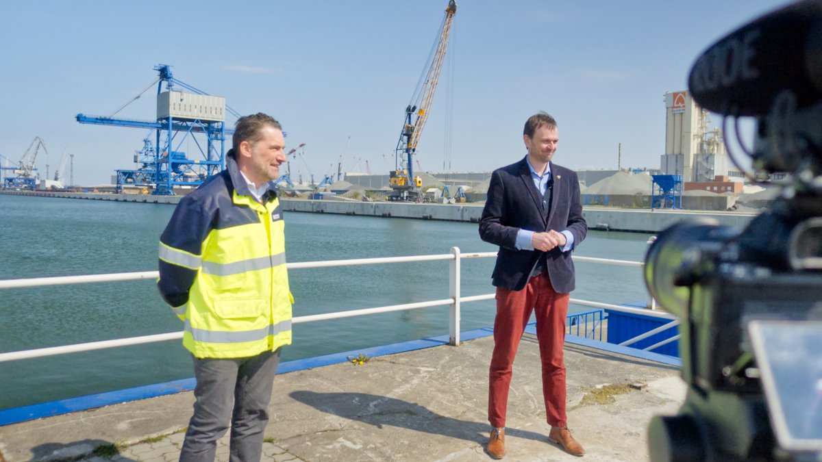 H2_MOBILITY_DE's tweet photo. On tour: Das Wasserstoffsofa in Mecklenburg-Vorpommern
In Rostock entsteht z.B. ein großer Elektrolyseur im Hafen, u.a. für die Produktion von Ammoniak für Dünger.
#FortschrittTanken  #Wasserstoff  #Hydrogen  #H2MOBILITY  #MultitalentWasserstoff  #WDWN2021 https://t.co/S1tKhIbPCk