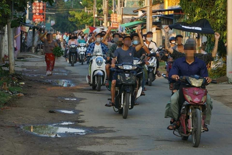 hannayuri_twt's tweet photo. This morning(Apr-29), Locals in Taungoo, #Bago Region drove motorbikes and flashed three-finger salutes to show their defiance of the military regime. 
#Apr29Coup #WhatsHappeningInMyanmar https://t.co/8N1f7AU7yT
