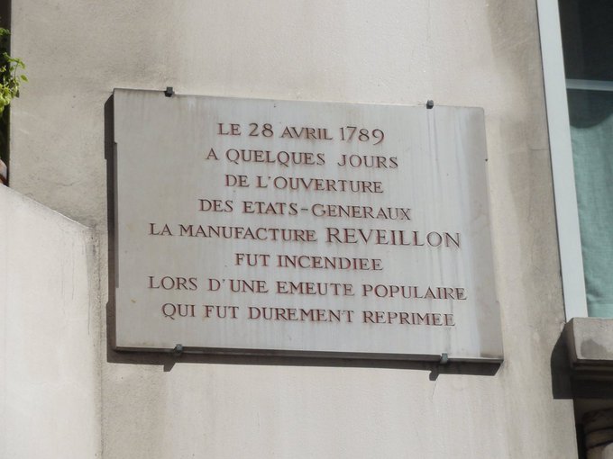 16)Rue de Montreuil, dans le 11e, un plaque situe l’ancienne manufacture