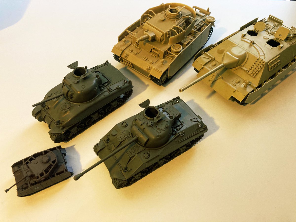 やっぱり最初にM4A1とファイアフライをつがいで買ったのがよくなかったな…気付いたら産まれて増えてるんだけど戦車ちゃん… 