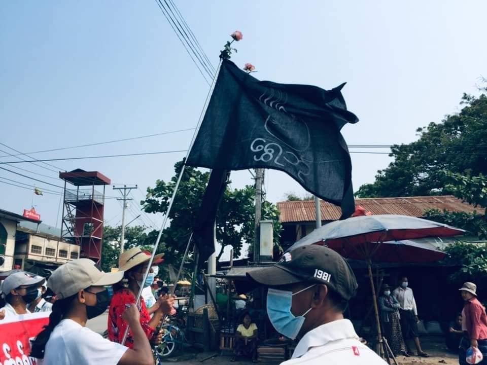 IrrawaddyNews's tweet photo. A female anti-regime protester was arrested in Shwebo, #Sagaing Region on Apr. 29 by junta forces who arrived in plain clothes and clamped down on the protesters. (Photo: CJ) 

#WhatsHappeningInMyanmar https://t.co/63pdMDfoNO
