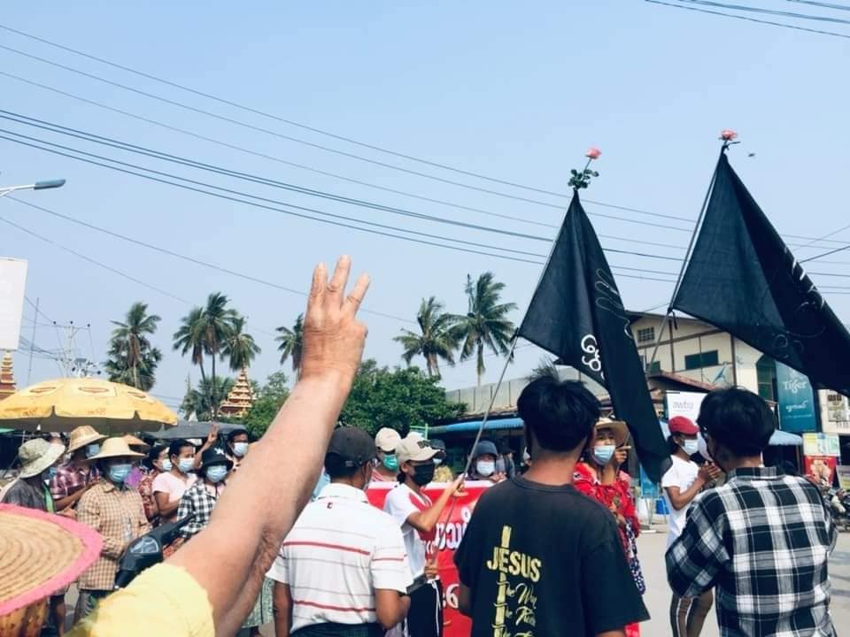 IrrawaddyNews's tweet photo. A female anti-regime protester was arrested in Shwebo, #Sagaing Region on Apr. 29 by junta forces who arrived in plain clothes and clamped down on the protesters. (Photo: CJ) 

#WhatsHappeningInMyanmar https://t.co/63pdMDfoNO