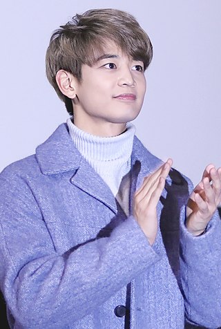 nobody asked for this lol but heres a thread of minho wearing turtlenecks bc why not