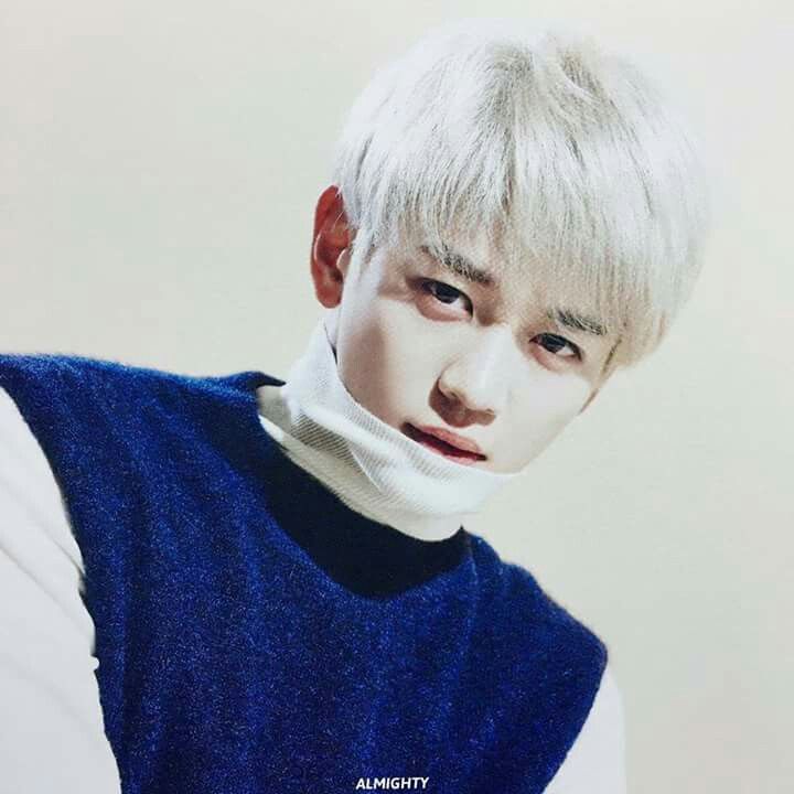 nobody asked for this lol but heres a thread of minho wearing turtlenecks bc why not