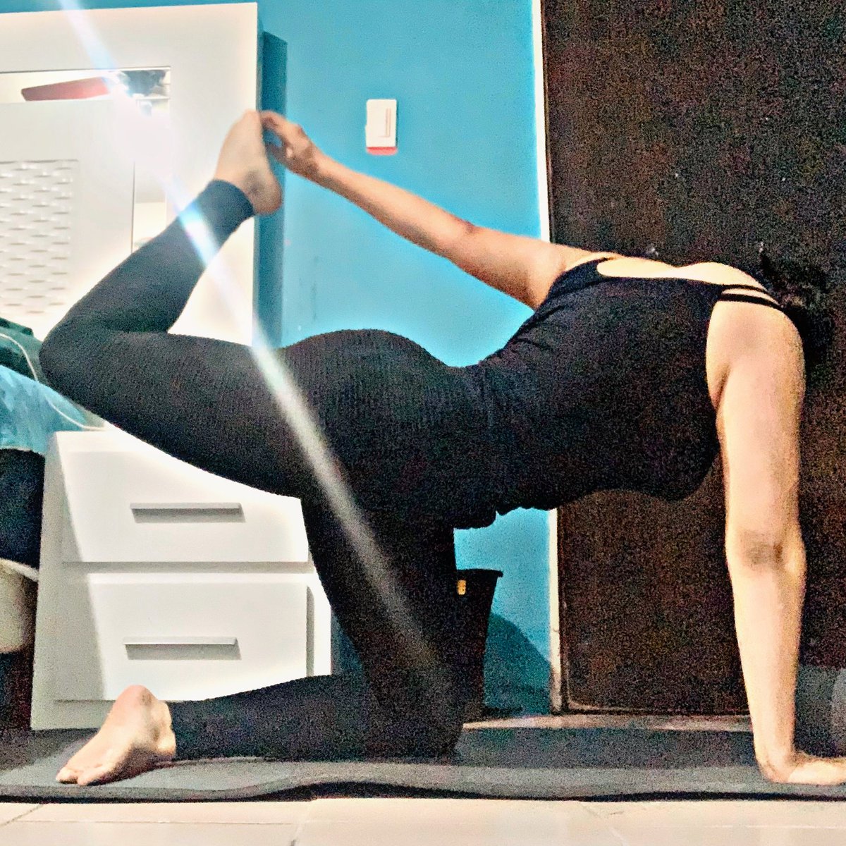 __krn_gb's tweet photo. #bharmanasana #tabletoppose #yogagirl 🙏🏼✨ https://t.co/0jUBzSvSAU