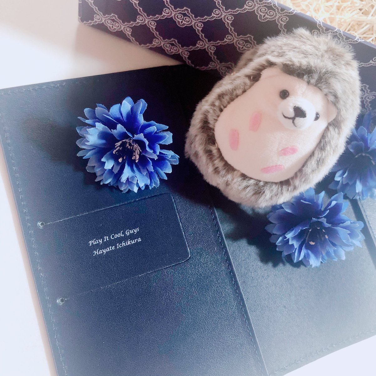 颯に誕生日プレゼントありがとうございます🎂💙なんと名前入りの世界に一つだけのブックカバー…!全部まとめてかわいい…素敵な贈り物ありがとうございます😭✨ 