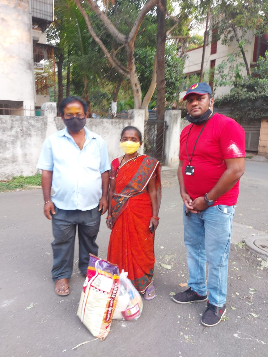 girishgoyal821's tweet photo. We are very thankful to all our donors for Albela band people's help. Band people's are happy and passed blessings for us. If still anyone need any Groceries pls call me on 7447441520 or what's app 9718992229. No body will sleep hungry in Wagholi. Pls keep support each othes. https://t.co/yZ7JBXb9Yc