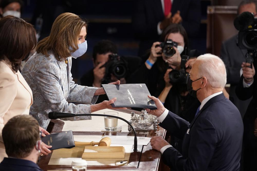 We all knew there was no way  @SpeakerPelosi would rip up this speech from  @POTUS, but take a look at that envelope...Joe might have been a little worried 